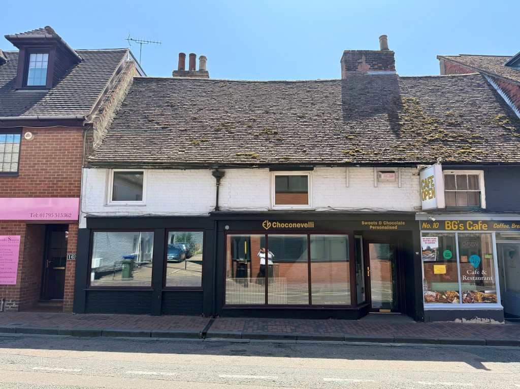 Lot: 33 - MIXED USE PROPERTY COMPRISING SHOP AND THREE-BEDROOM COTTAGE - Front of property